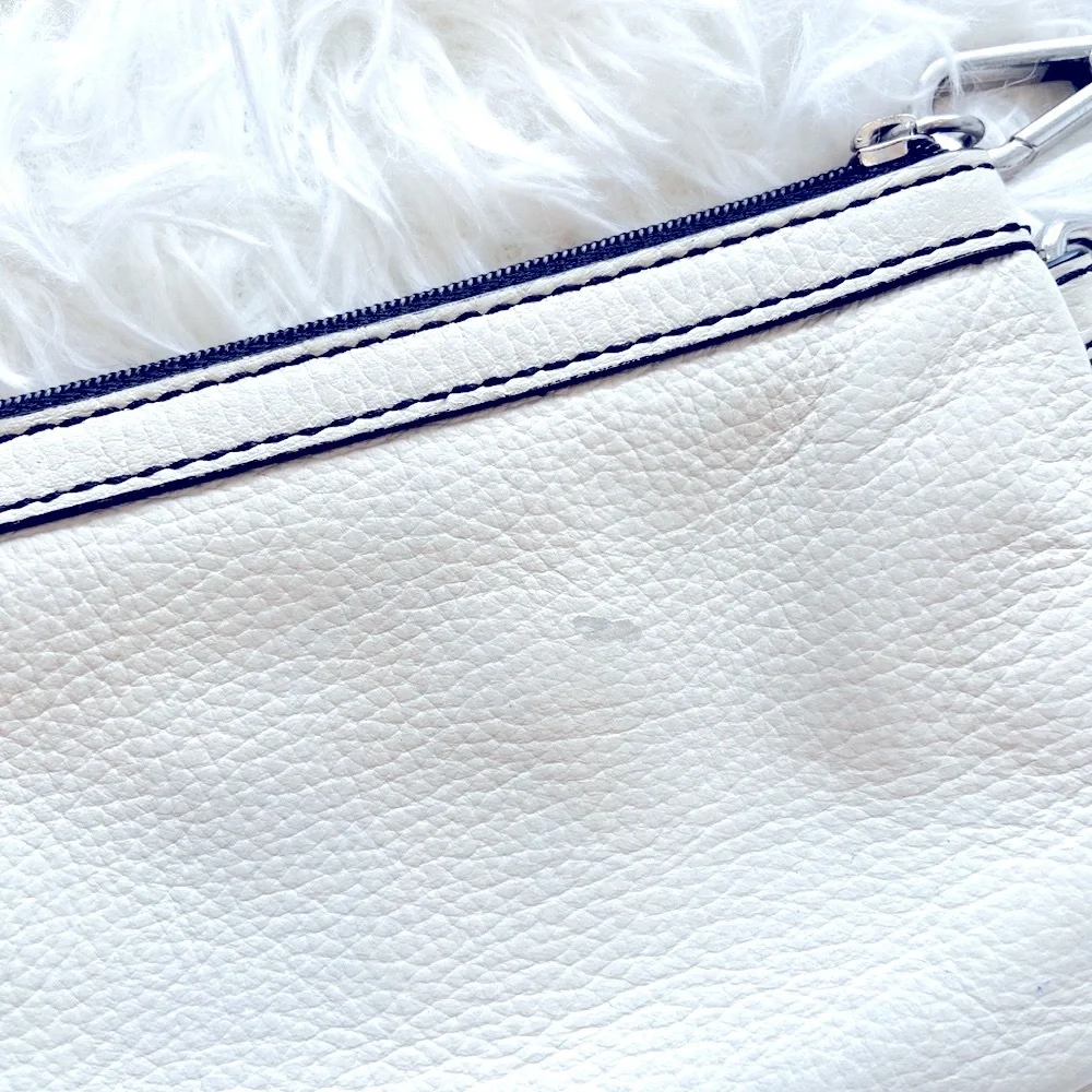 🤍 Calvin Klein Cream Wristlet Wallet